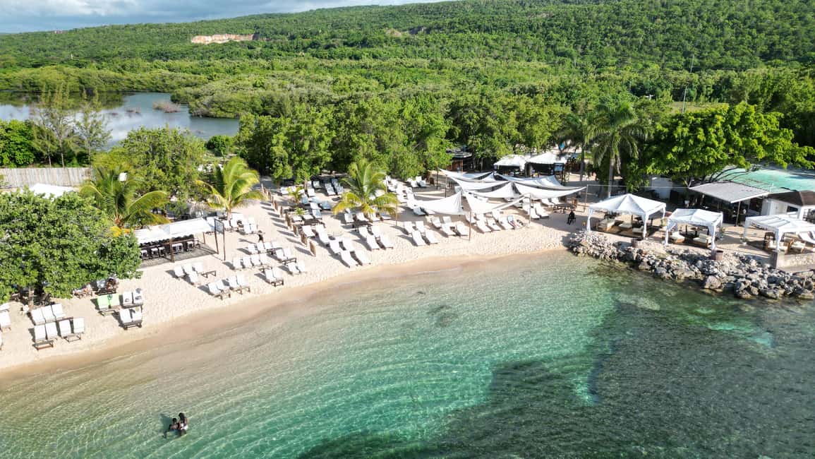 Montego Bay: Dunn's River Falls & Lunch at Bamboo Beach Club - Safety on wet limestone: how to make the climb feel less scary